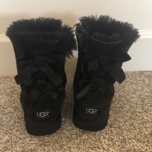 UGG 2 bows black boots